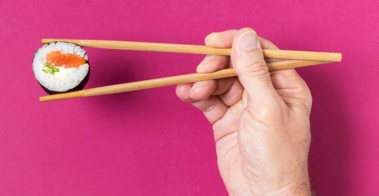 як-правильно-тримати-палички-для-суші