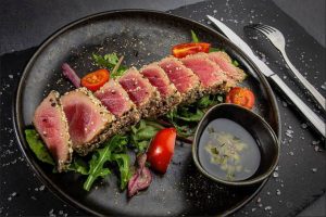 iak-pryhotuvaty-tuntsia-sokovyti-retsepty-vid-steikiv-do-salativ-0f99