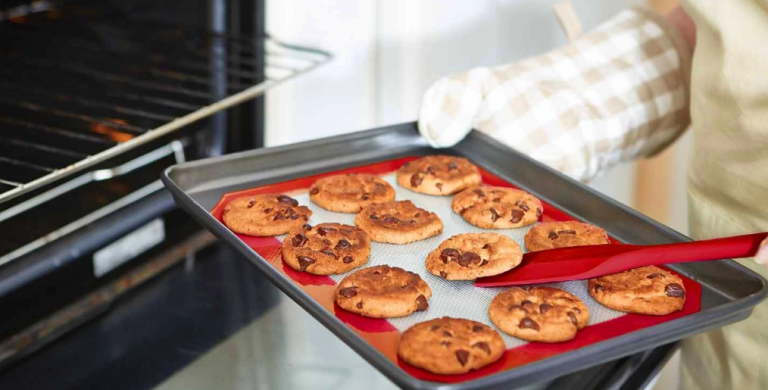 чи можна випікати на силіконовому коврику