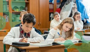 як правильно у школі чи в школі