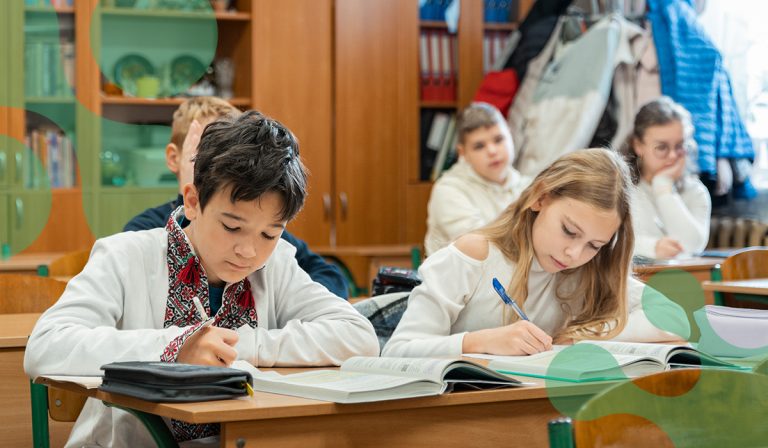 як правильно у школі чи в школі