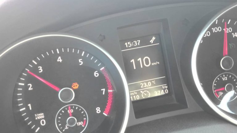 що означає ключ на панелі приладів