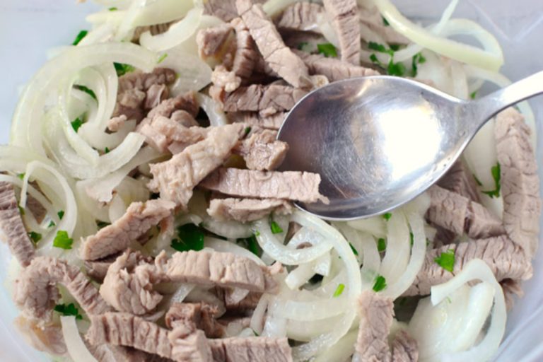 салат з маринованою цибулею і куркою