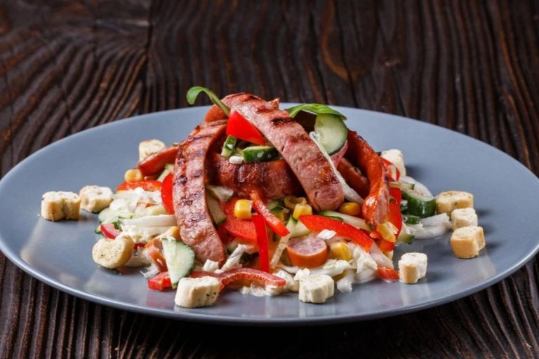 салат з мисливськими ковбасками
