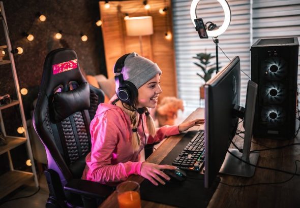 streaming-girl-beezone2