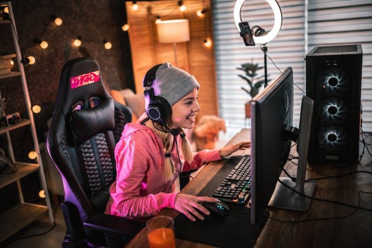 streaming-girl-beezone2