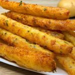 картопляні палички на сковороді