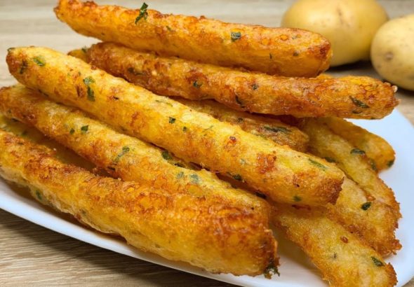 картопляні палички на сковороді