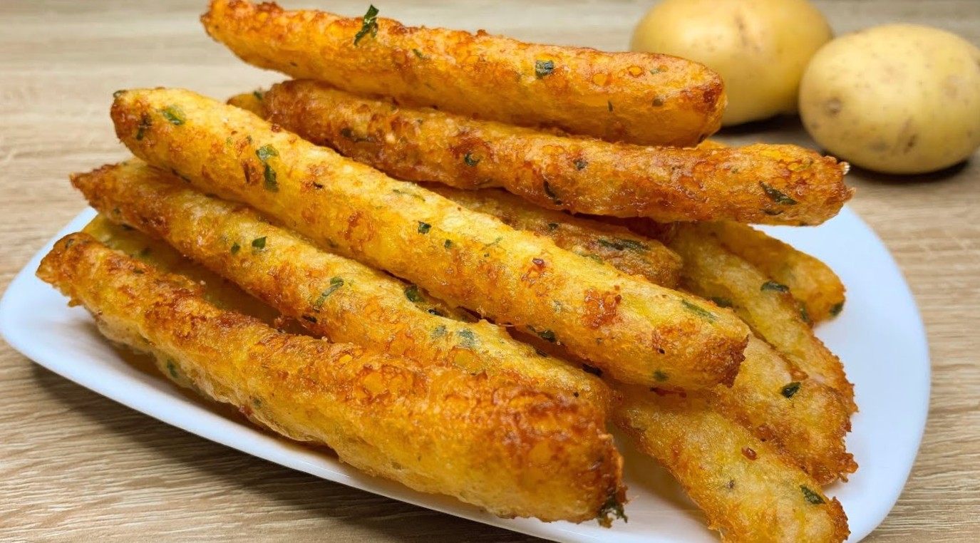 картопляні палички на сковороді