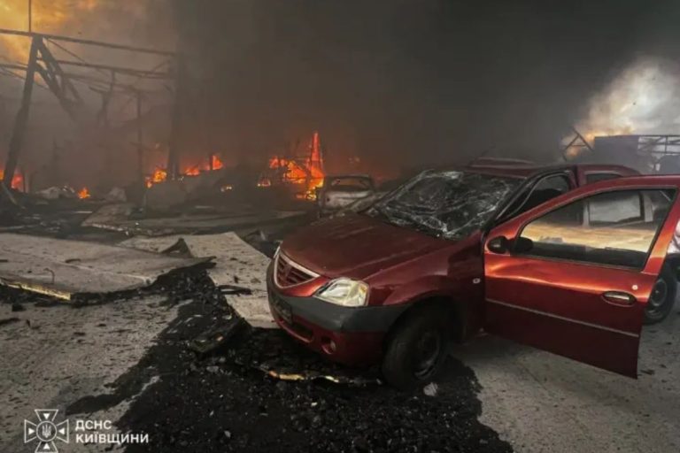 На Київщині після ранкового удару рф гасять пожежі на складах - у ДСНС показали, що зараз на місці