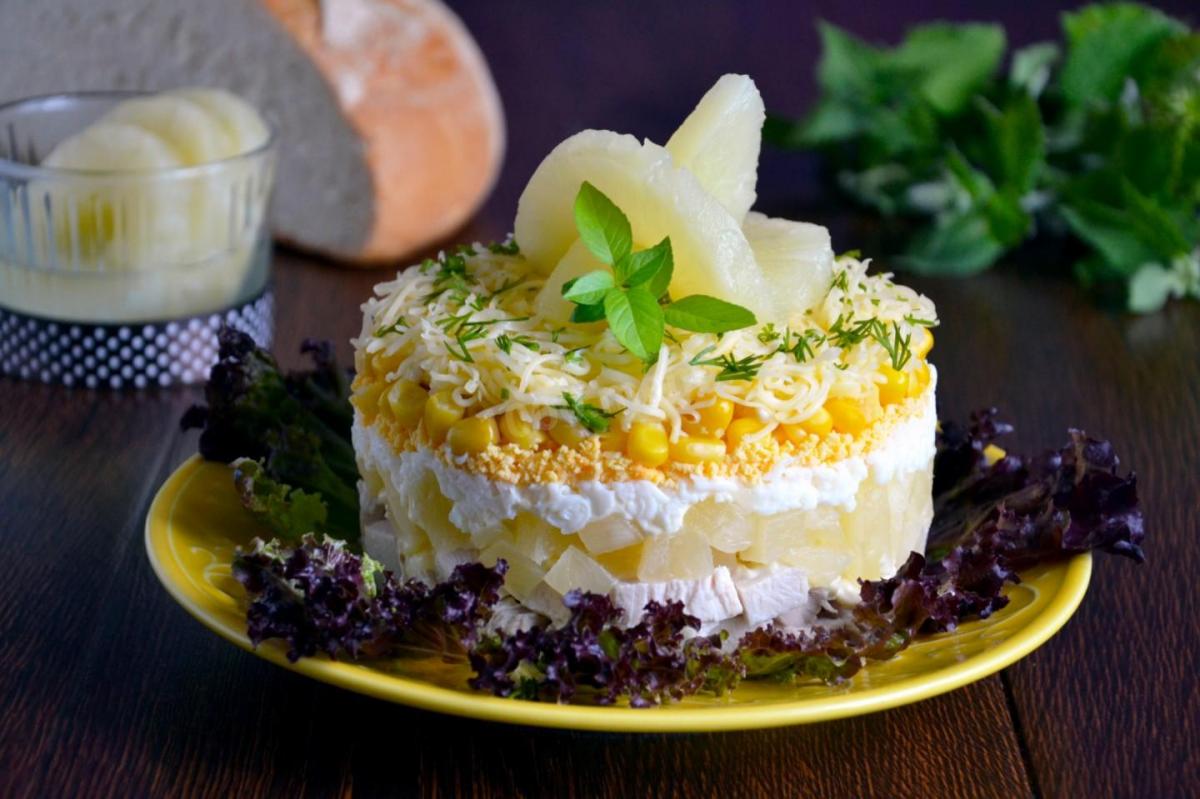 салат з ананасами і куркою рецепт