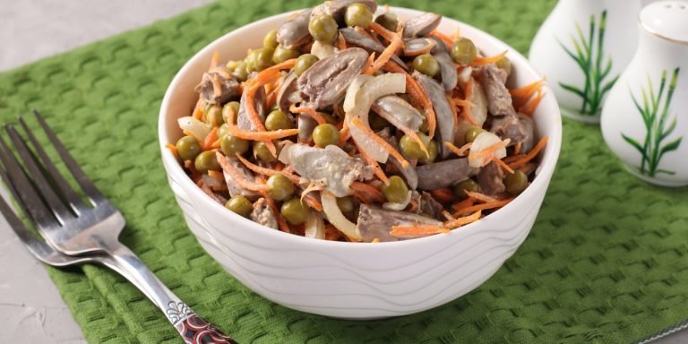салат з курячими сердечками