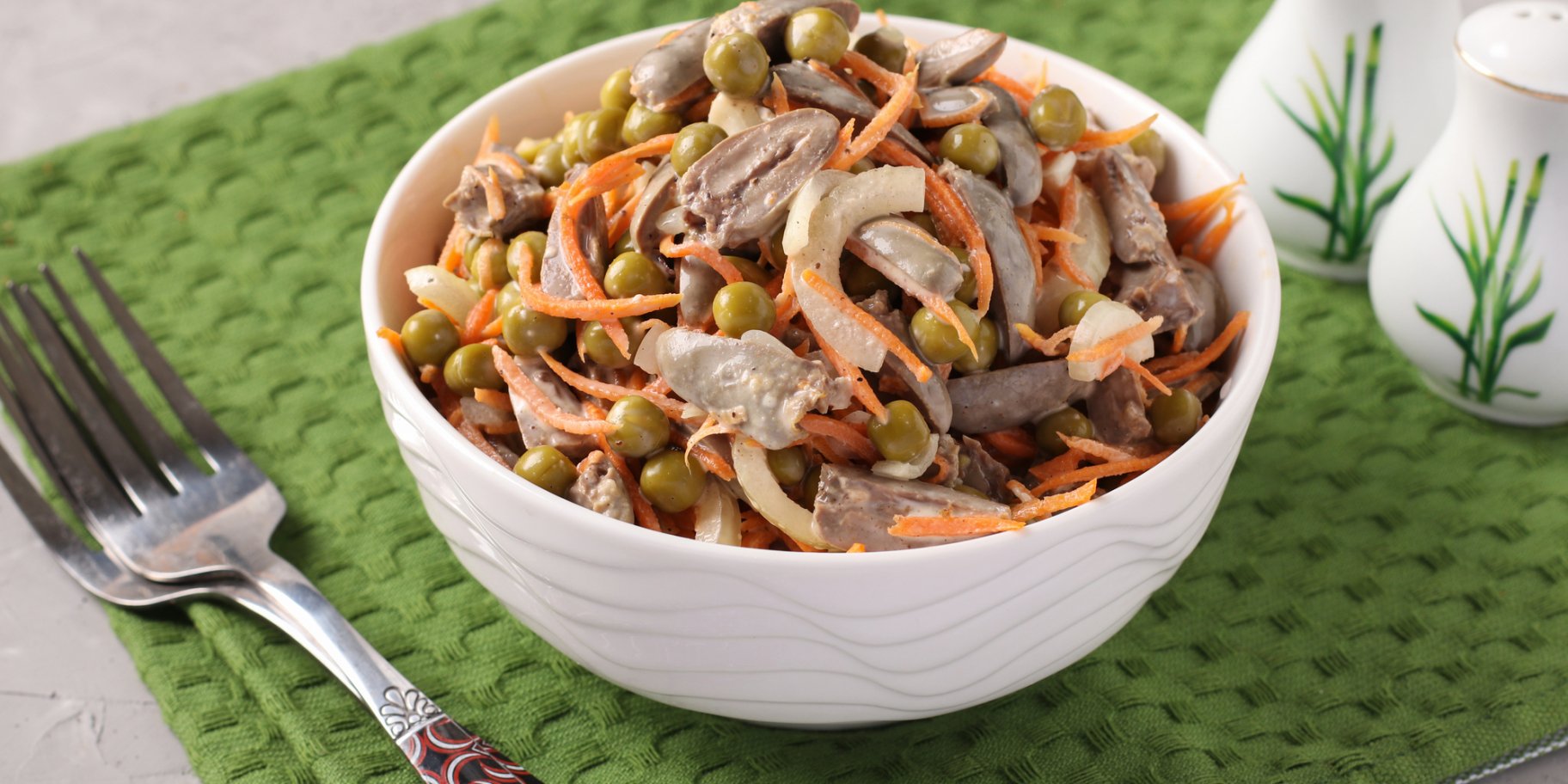салат з курячими сердечками