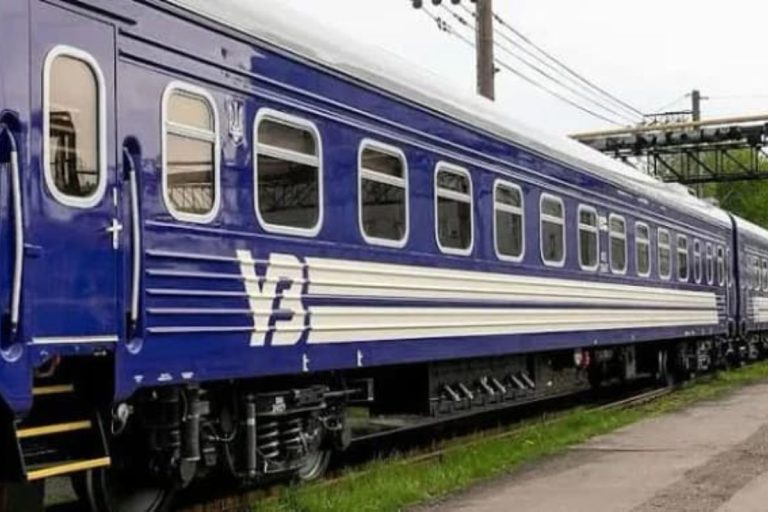 Через російські обстріли низка поїздів затримується, окремі рейси відхилилися від графіка майже на 12 годин