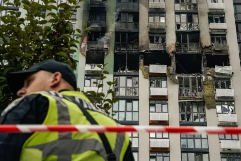 Як виглядає багатоповерхівка в Києві після удару БПЛА рф 1 вересня - фоторепортаж