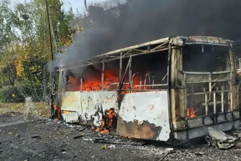 росіяни вдарили по рейсовому автобусу в Краматорську 12 загиблих, ще 13 поранено