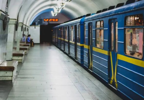 У Києві зупинялися поїзди на всіх гілках метро у метрополітені пояснили причину