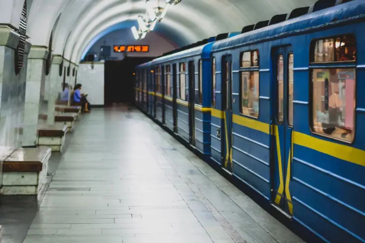 У Києві зупинялися поїзди на всіх гілках метро у метрополітені пояснили причину